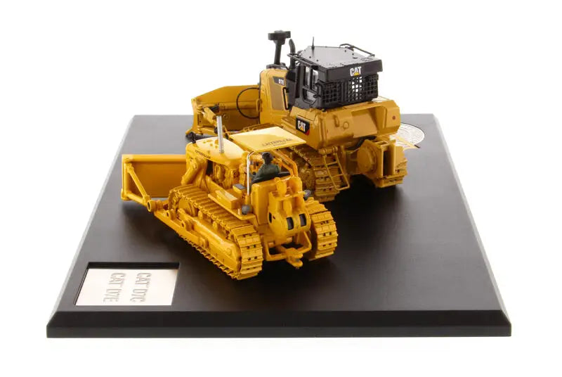 Load image into Gallery viewer, CAT - 1/50 - D7C & D7E TRACK-TYPE TRACTOR EVOLUTION SERIES
