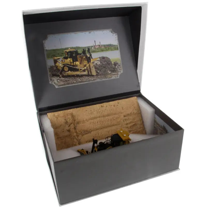 Load image into Gallery viewer, CAT - 1/50 - D9T WEATHERED TRACK-TYPE TRACTOR - DIECAST