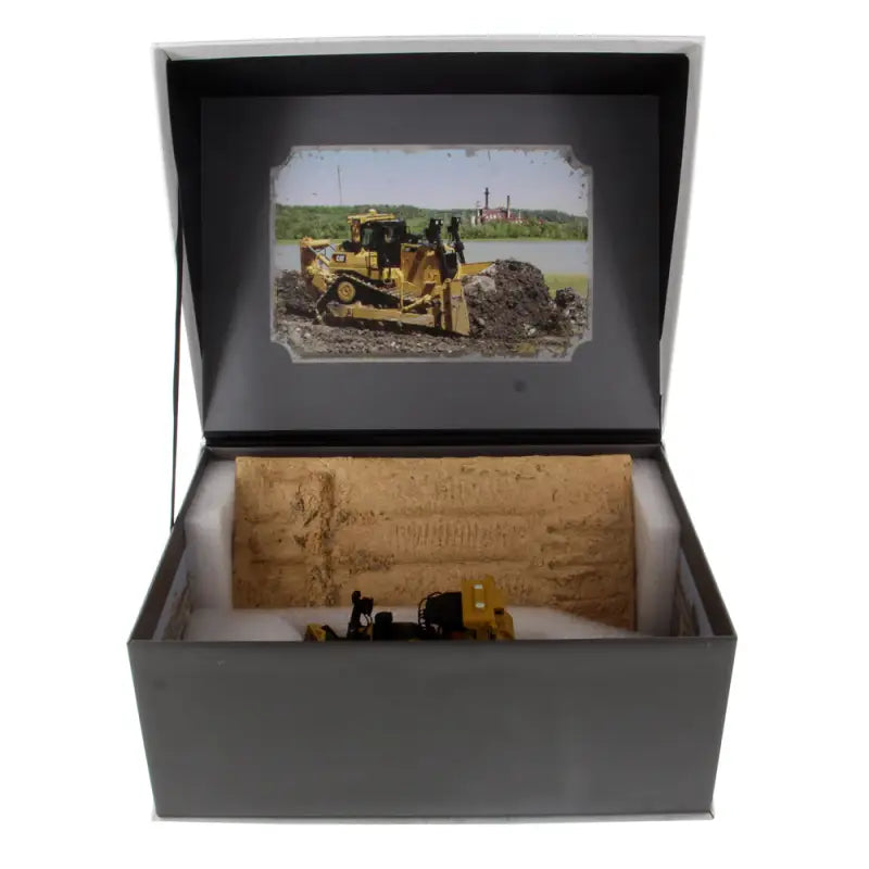 Load image into Gallery viewer, CAT - 1/50 - D9T WEATHERED TRACK-TYPE TRACTOR - DIECAST