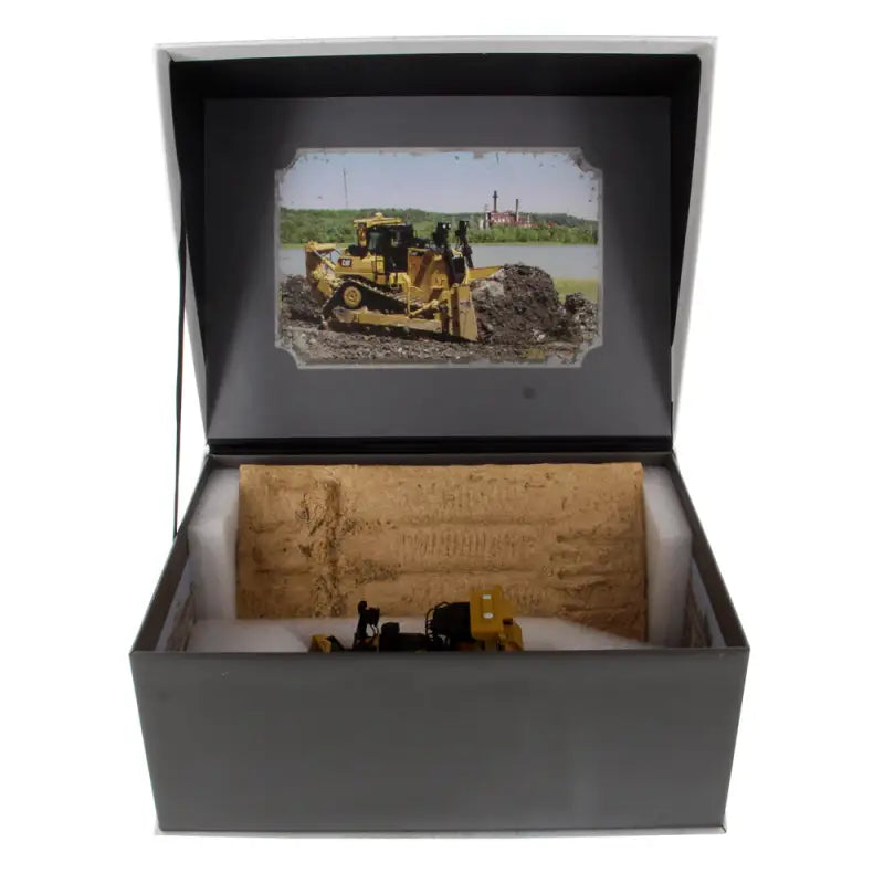 Load image into Gallery viewer, CAT - 1/50 - D9T WEATHERED TRACK-TYPE TRACTOR - DIECAST