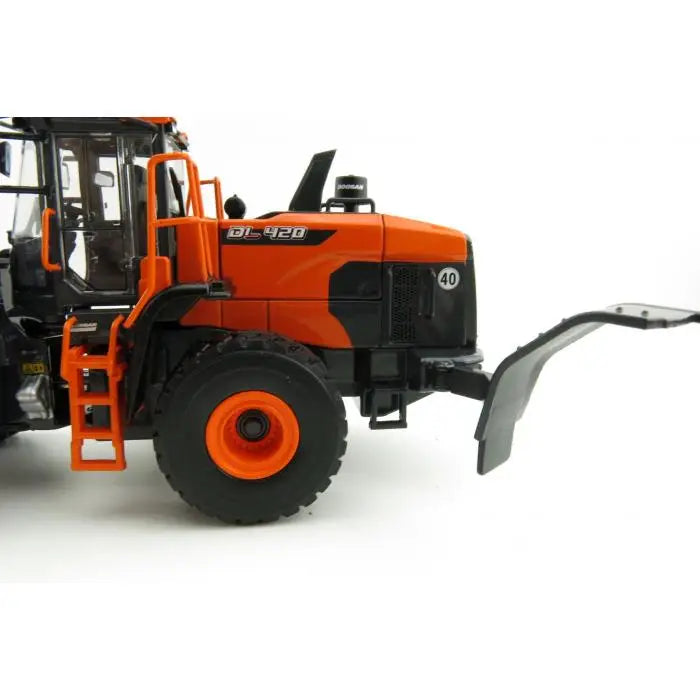 Chargez l'image dans la visionneuse de la galerie, DOOSAN - 1/50 - DL 420-7 LOADER ON TIRES - DIECAST | SCALE