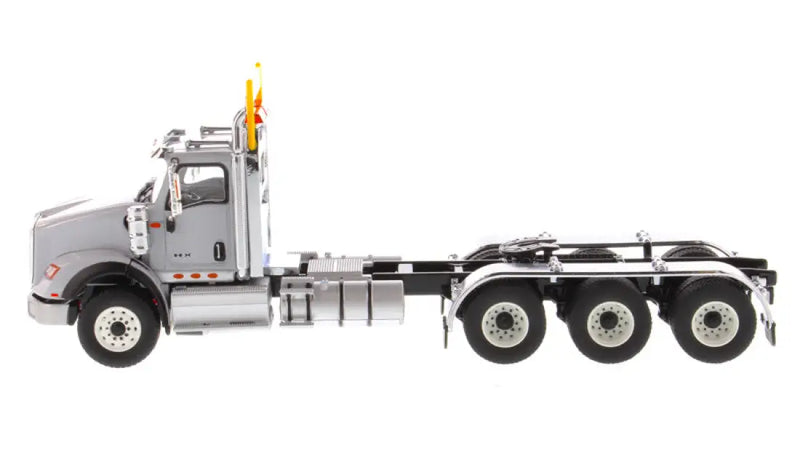 Load image into Gallery viewer, INTERNATIONAL - 1/50 - HX 620 TRIDEM TRACTOR -LIGHT GREY