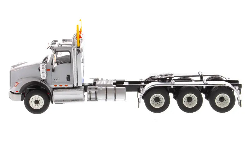 Load image into Gallery viewer, INTERNATIONAL - 1/50 - HX 620 TRIDEM TRACTOR -LIGHT GREY