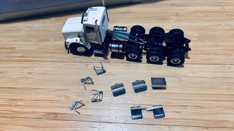 Chargez l'image dans la visionneuse de la galerie, KENWORTH - 1/50 - T800 8X4 DAY CAB MODEL - WHITE - DIECAST