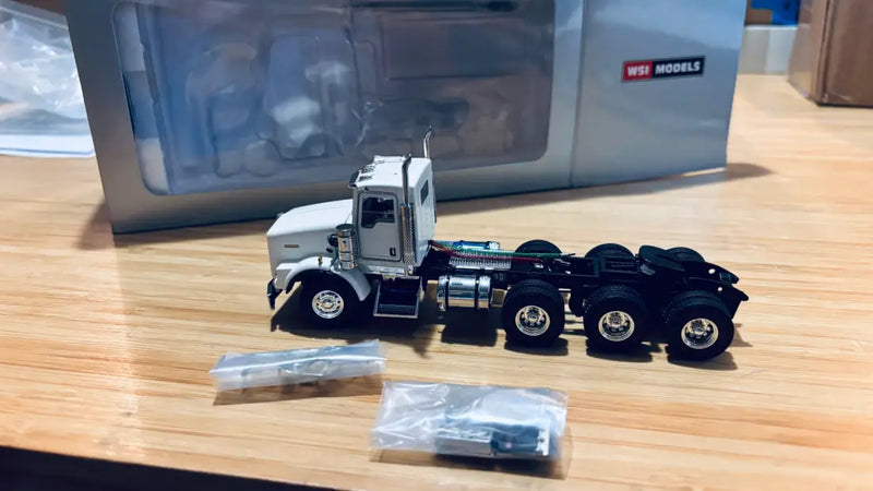 Chargez l'image dans la visionneuse de la galerie, KENWORTH - 1/50 - T800 8X4 DAY CAB MODEL - WHITE - DIECAST