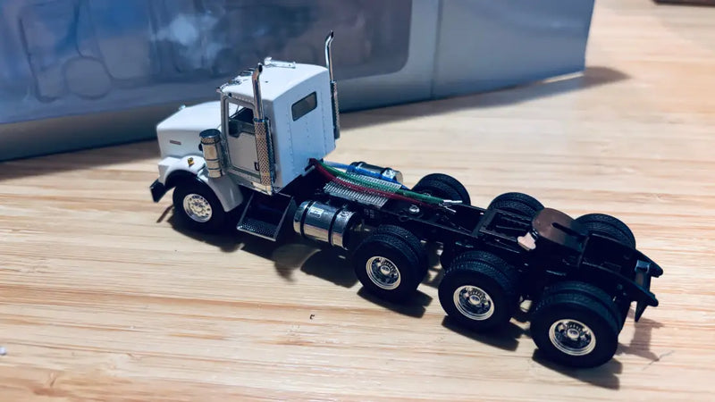 Chargez l'image dans la visionneuse de la galerie, KENWORTH - 1/50 - T800 8X4 DAY CAB MODEL - WHITE - DIECAST