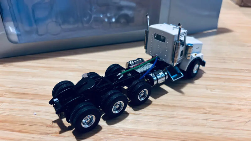 Chargez l'image dans la visionneuse de la galerie, KENWORTH - 1/50 - T800 8X4 DAY CAB MODEL - WHITE - DIECAST