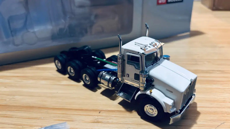 Chargez l'image dans la visionneuse de la galerie, KENWORTH - 1/50 - T800 8X4 DAY CAB MODEL - WHITE - DIECAST