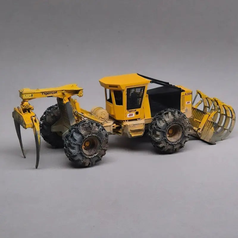 Chargez l'image dans la visionneuse de la galerie, PAPYHOBBY - 1/24 - 630H GRAPPLE SKIDDER - SCALE MODEL