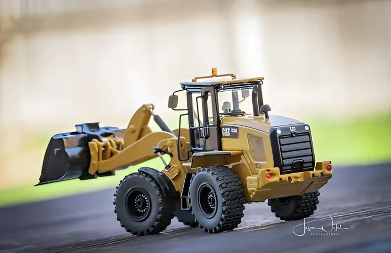 Load image into Gallery viewer, PAPYHOBBY - 1/50 - CAT 930/938 SNOW / AT TIRES - DIECAST