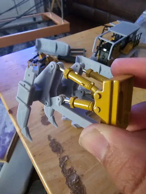 Chargez l'image dans la visionneuse de la galerie, PAPYHOBBY - 1/50 - CAT D10 RIPPER - DIECAST | SCALE