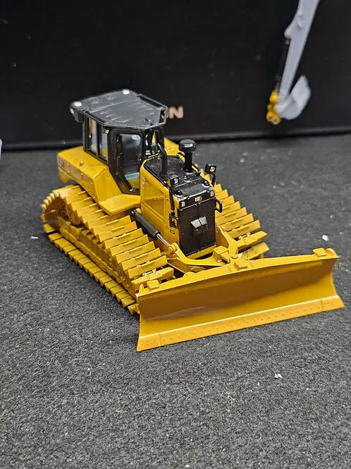 Load image into Gallery viewer, PAPYHOBBY - 1/50 - CAT D6 XE LGP PYRAMID TRACKS - DIECAST