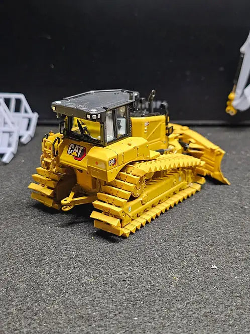 Load image into Gallery viewer, PAPYHOBBY - 1/50 - CAT D6 XE LGP PYRAMID TRACKS - DIECAST