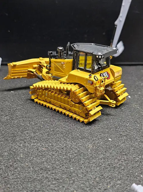 Load image into Gallery viewer, PAPYHOBBY - 1/50 - CAT D6 XE LGP PYRAMID TRACKS - DIECAST
