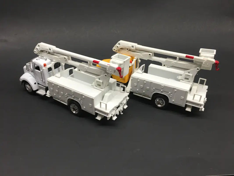 Load image into Gallery viewer, PETERBILT - 1/43 - LONG HAUL PETERBILT 335 LINE MAINTENANCE