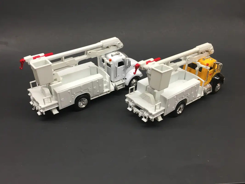 Load image into Gallery viewer, PETERBILT - 1/43 - LONG HAUL PETERBILT 335 LINE MAINTENANCE