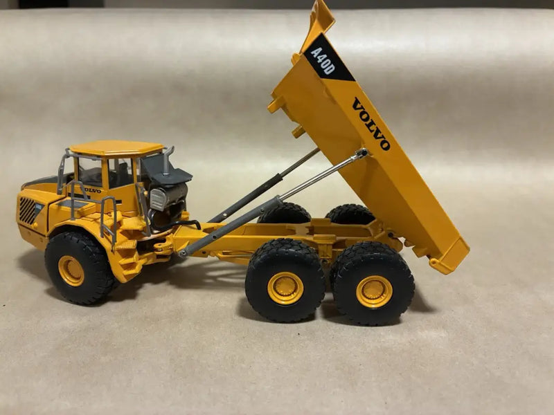 Load image into Gallery viewer, VOLVO - 1/50 - A40D ARTICULATED HAULER DUMP TRUCK - DIECAST