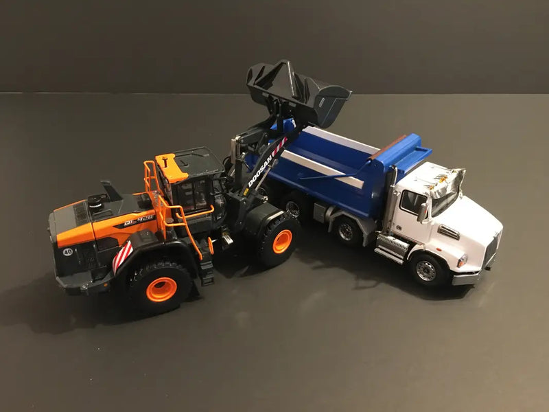 Load image into Gallery viewer, WESTERN STAR - 1/50 - WESTERN STAR 4700 (WHITE) 12 WHEELERS