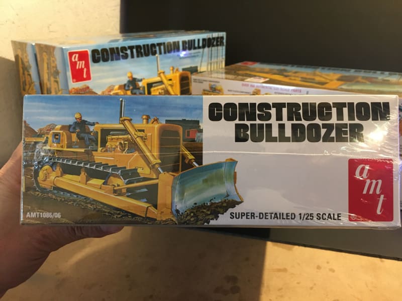 Load image into Gallery viewer, AMT 1086 CONSTRUCTION BULLDOZER MODEL KIT - SCALE | DOZER
