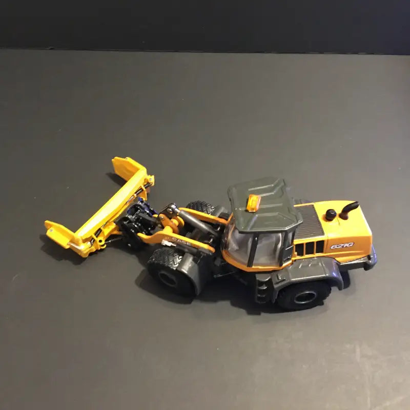 Load image into Gallery viewer, CASE - 1/50 - 621G WHEEL LOADER W/ MP SNOW PLOW - DIECAST
