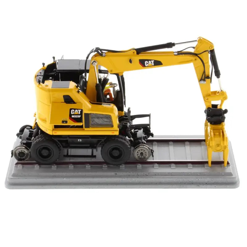 Chargez l&#39;image dans la visionneuse de la galerie, CAT - 1/50 - M323F RAILROAD WHEELED EXCAVATOR SAFETY YELLOW
