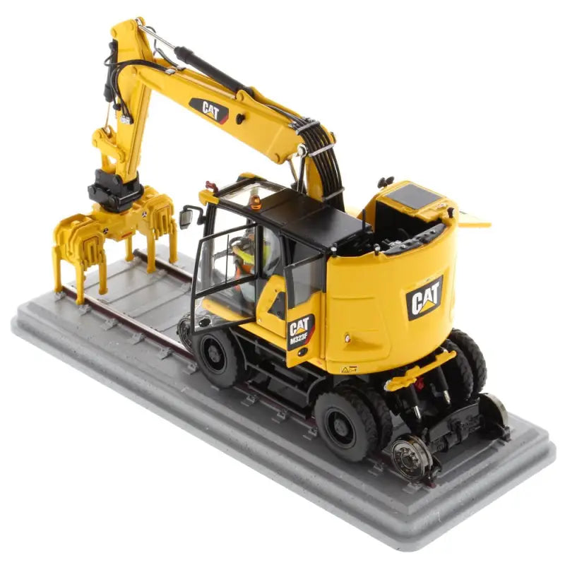 Chargez l&#39;image dans la visionneuse de la galerie, CAT - 1/50 - M323F RAILROAD WHEELED EXCAVATOR SAFETY YELLOW
