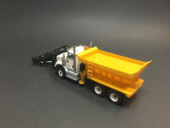 1/50 - International Hx620 (white) Snow Equipped