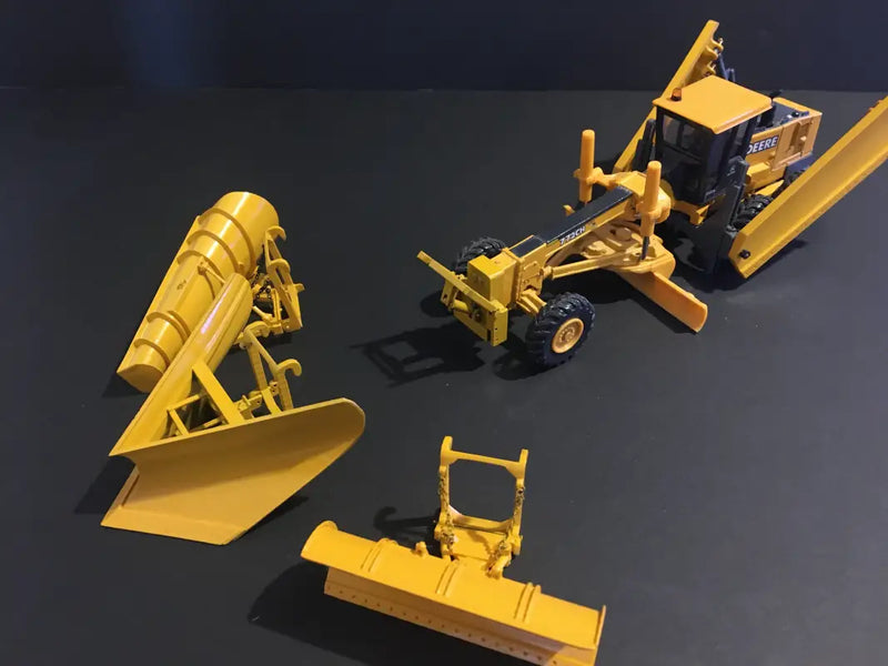 Chargez l&#39;image dans la visionneuse de la galerie, JOHN DEERE - 1/50 - JOHN DEERE GRADER W/ PLOW &amp; SIDEWING
