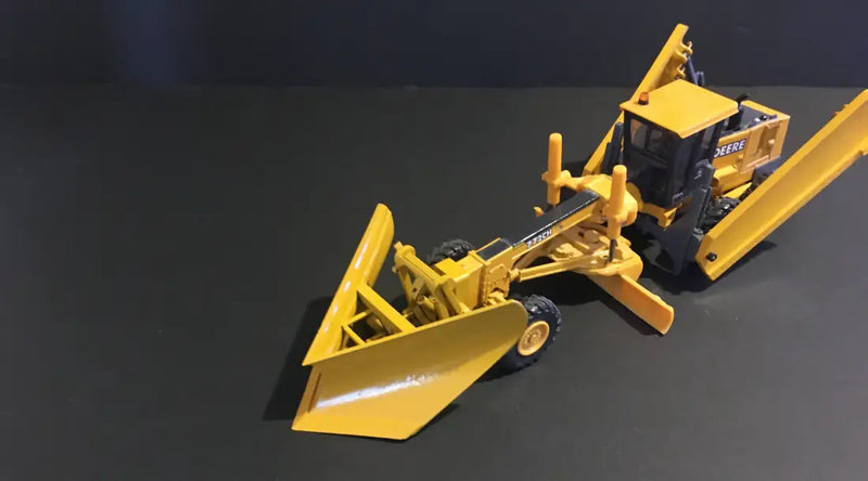 Chargez l&#39;image dans la visionneuse de la galerie, JOHN DEERE - 1/50 - JOHN DEERE GRADER W/ PLOW &amp; SIDEWING
