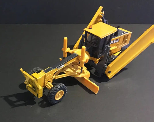 JOHN DEERE - 1/50 - JOHN DEERE GRADER W/ PLOW & SIDEWING