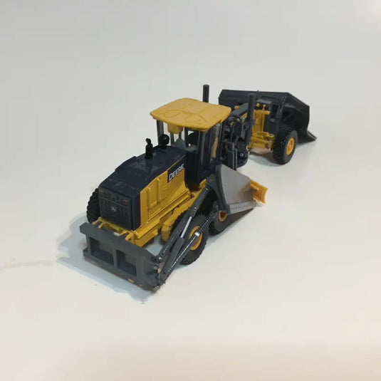 JOHN DEERE - 1/50 - JOHN DEERE GRADER W/ PLOW & SIDEWING