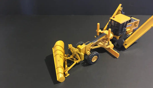 JOHN DEERE - 1/50 - JOHN DEERE GRADER W/ PLOW & SIDEWING