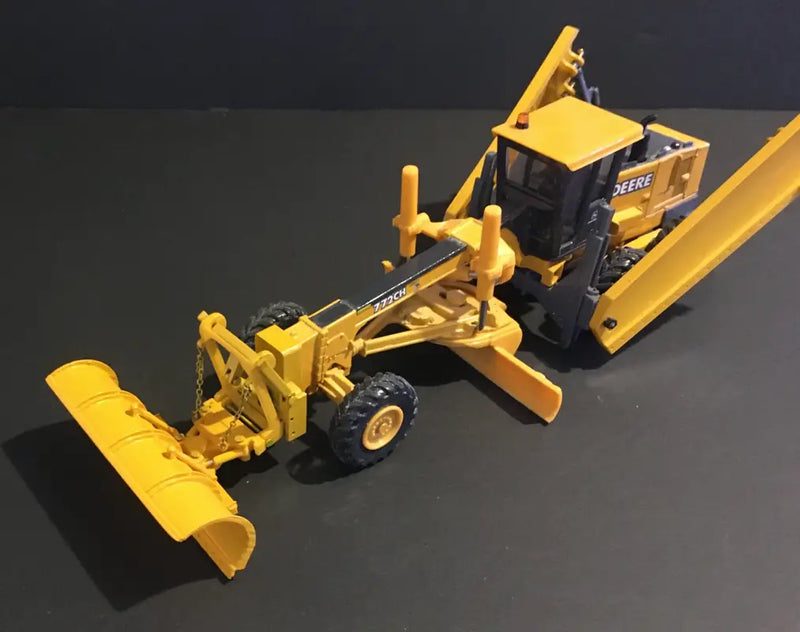 Chargez l&#39;image dans la visionneuse de la galerie, JOHN DEERE - 1/50 - JOHN DEERE GRADER W/ PLOW &amp; SIDEWING
