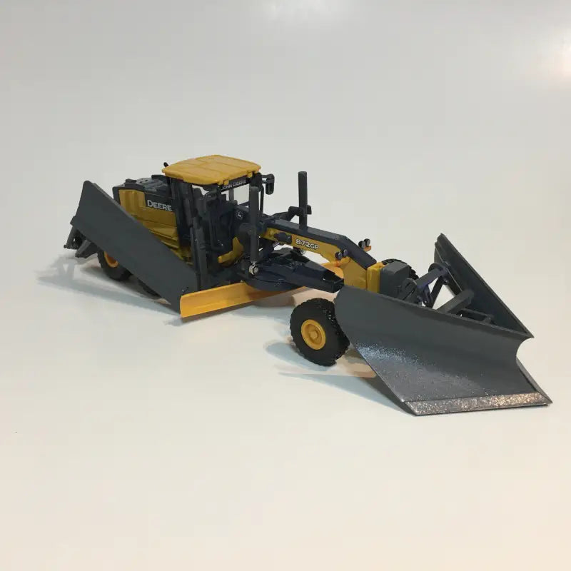 Chargez l&#39;image dans la visionneuse de la galerie, JOHN DEERE - 1/50 - JOHN DEERE GRADER W/ PLOW &amp; SIDEWING
