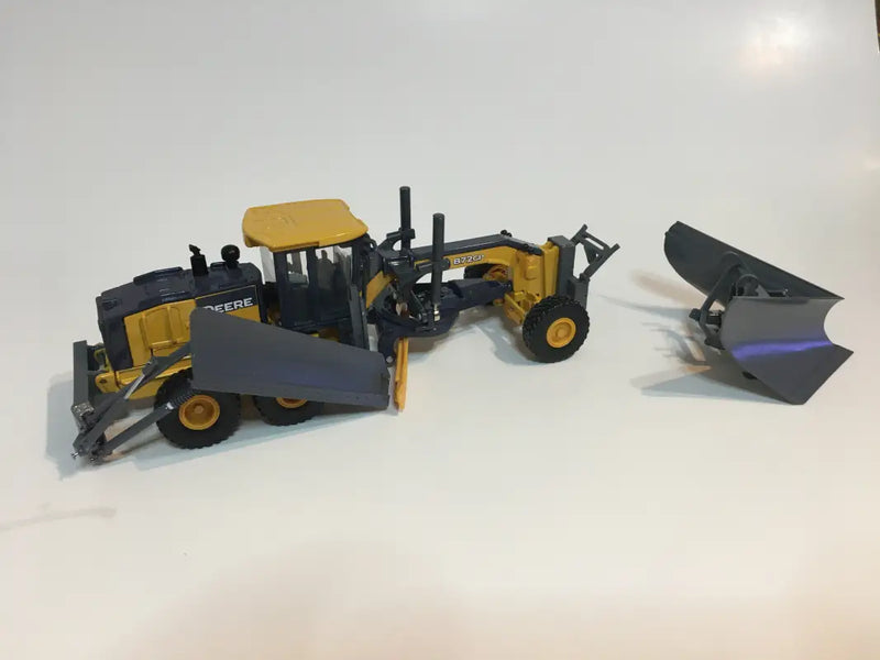 Chargez l&#39;image dans la visionneuse de la galerie, JOHN DEERE - 1/50 - JOHN DEERE GRADER W/ PLOW &amp; SIDEWING
