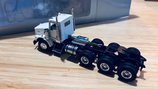 KENWORTH - 1/50 - KENWORTH T800 8X4 DAY CAB MODEL - WHITE