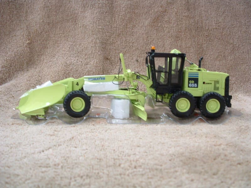 Load image into Gallery viewer, 1/50 - GD655 Motor Grader Green Airport/Municipal DIECAST
