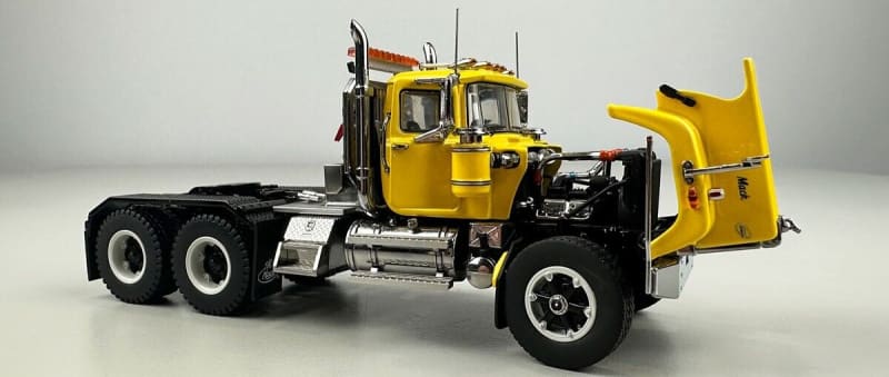 Chargez l&#39;image dans la visionneuse de la galerie, 1/50 - Mack Superliner Heavy Spec Tandem Axle Tractor
