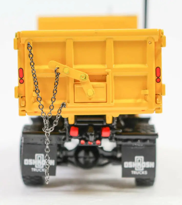 Chargez l&#39;image dans la visionneuse de la galerie, OSHKOSH - 1/50 - P-SERIES SNOW PLOW TRUCK 4X4 - YELLOW
