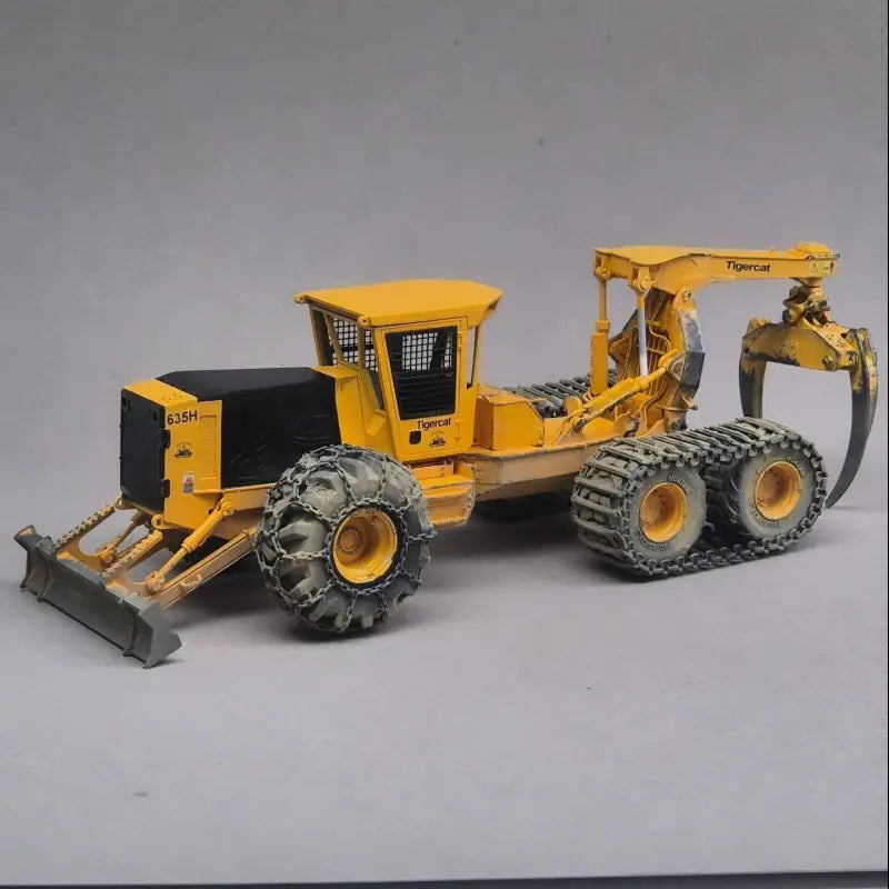 Load image into Gallery viewer, PAPYHOBBY - 1/24 - 635E GRAPPLE SKIDDER - SCALE MODEL
