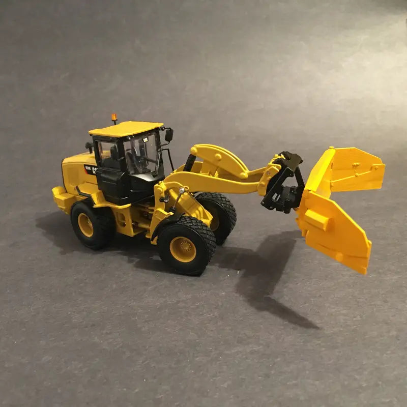 Chargez l&#39;image dans la visionneuse de la galerie, PAPYHOBBY - 1/50 - WHEEL LOADER CAT 930K W/ MP SNOWPLOW SET
