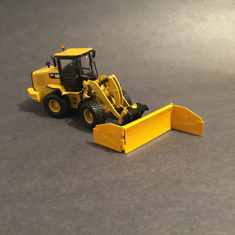 Chargez l&#39;image dans la visionneuse de la galerie, PAPYHOBBY - 1/50 - WHEEL LOADER CAT 930K W/ MP SNOWPLOW SET
