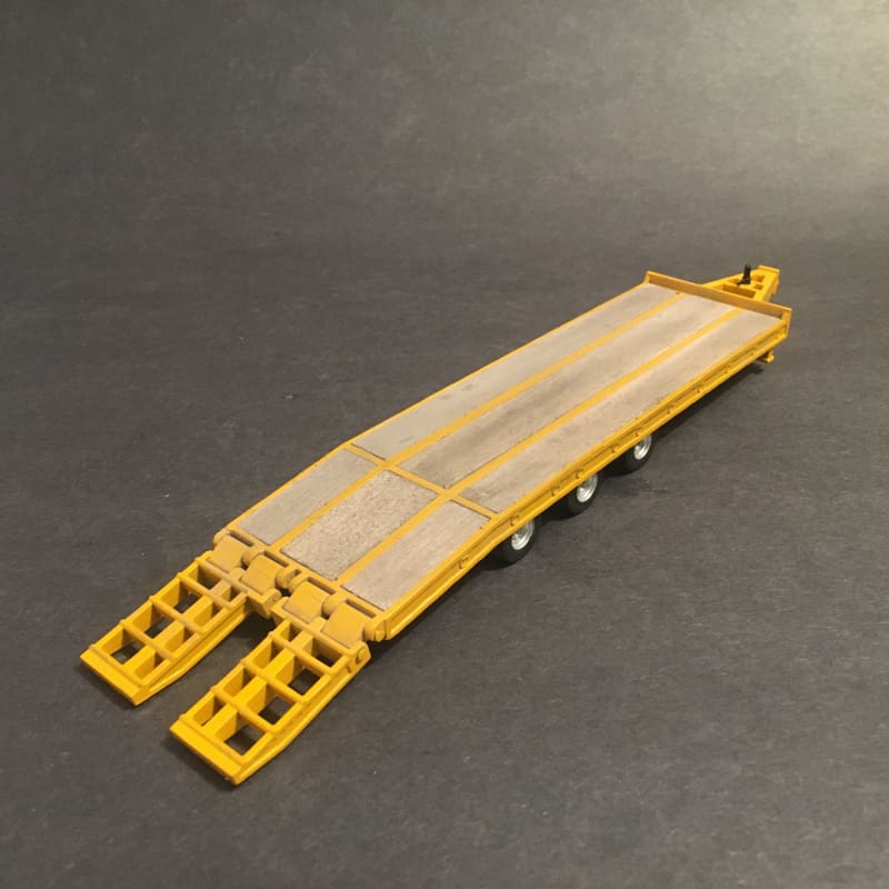 Load image into Gallery viewer, 1/50 - Beaver Tail Trailer 3 axles 25 Foot / Yellow DIECAST
