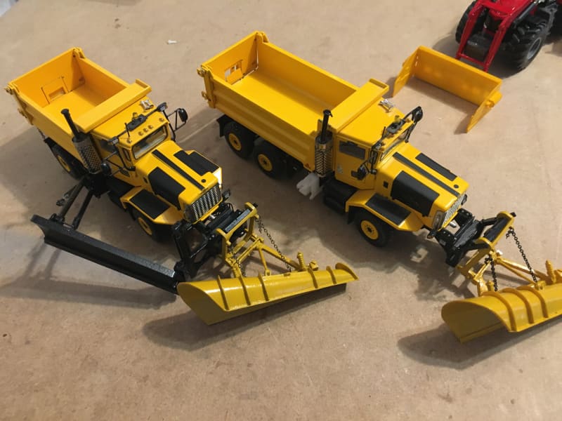 Load image into Gallery viewer, 1/50 - OneWay Snowplow Kit Assembly OSHKOSH Scale 1:50 w/
