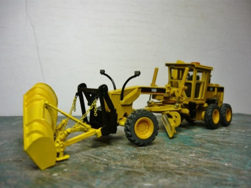 Load image into Gallery viewer, 1/50 - OneWay Snowplow w/ Side Wing Grader Scale 1:50 CAT
